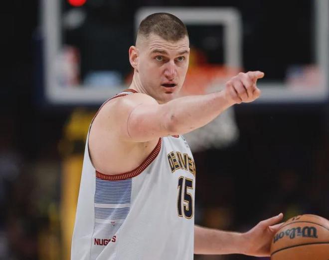 国际米兰连胜，齐沃调整团队，迪乌夫证明实力，马丁内斯复出，球队士气回升。