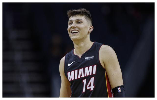 CBA俱乐部杯广厦击败天津 塔克飞身暴扣