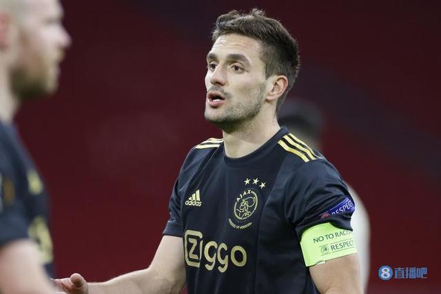 足球国足训练课发生小插曲，球员被逗笑